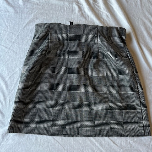 H&M - Plaid Mini Skirt - Small - Picture 2 of 2